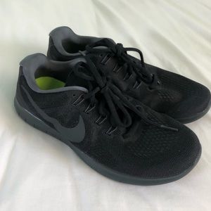 all black nike freeruns